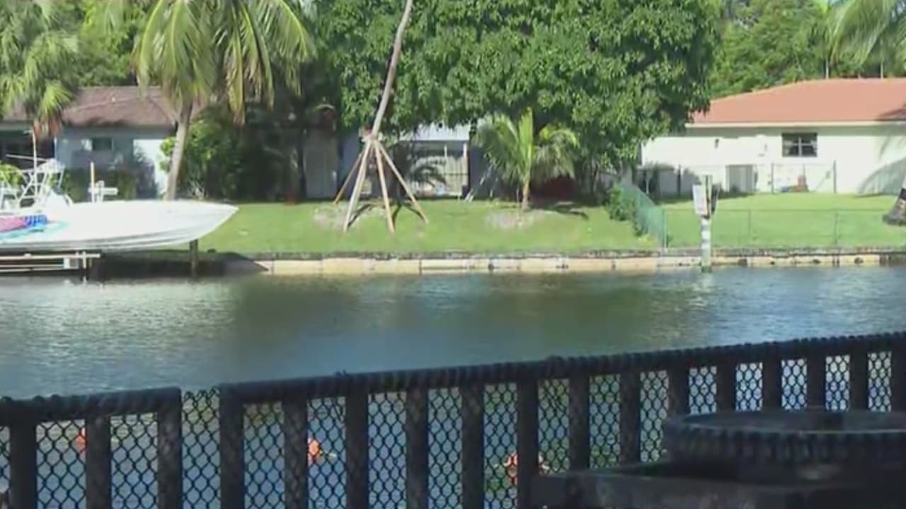 Hallan el cadáver de un hombre flotando en un canal de Davie
