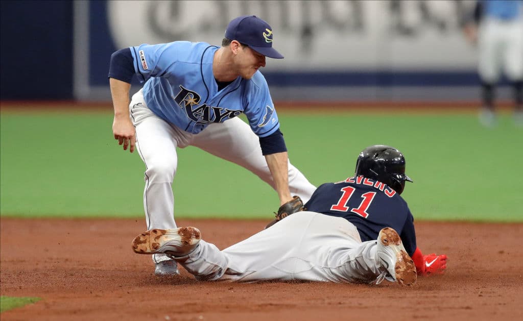 Boston volvió a tener un juego complicado en cuanto a los corredores ancados en base con un total de nueve, aunque el más importante timbró en el pentágono con la carrera decisiva en el undécimo episodio.