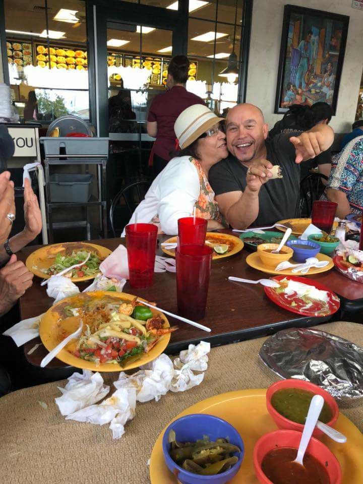 Para el sábado 14 de abril, Gustavo Rivera se llevó a comer a su mamá para continuar con los festejos y obviamente, doña Rosa se dejó apapachar.