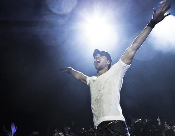 Enrique se siente muy orgulloso de sus raíces latinas.