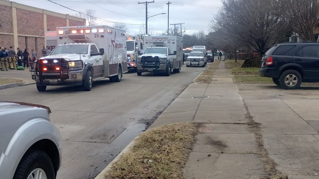 Equipos de emergencia atienden a varias personas fuera de una panadería en Fort Worth, Texas, tras el reporte de una emergencia por monóxido de carbono.