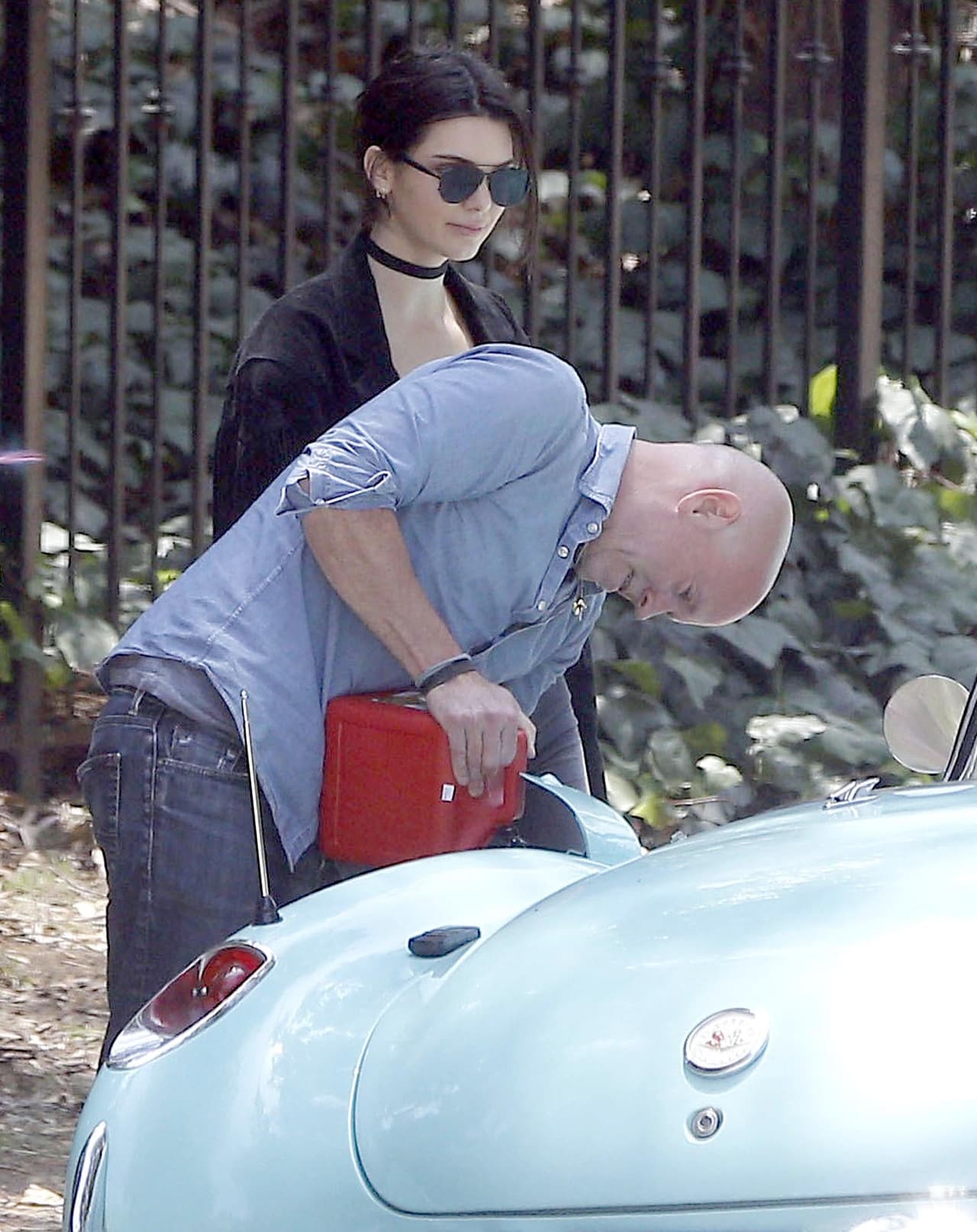 ¡Se le acabó la gasolina y se quedó varada!