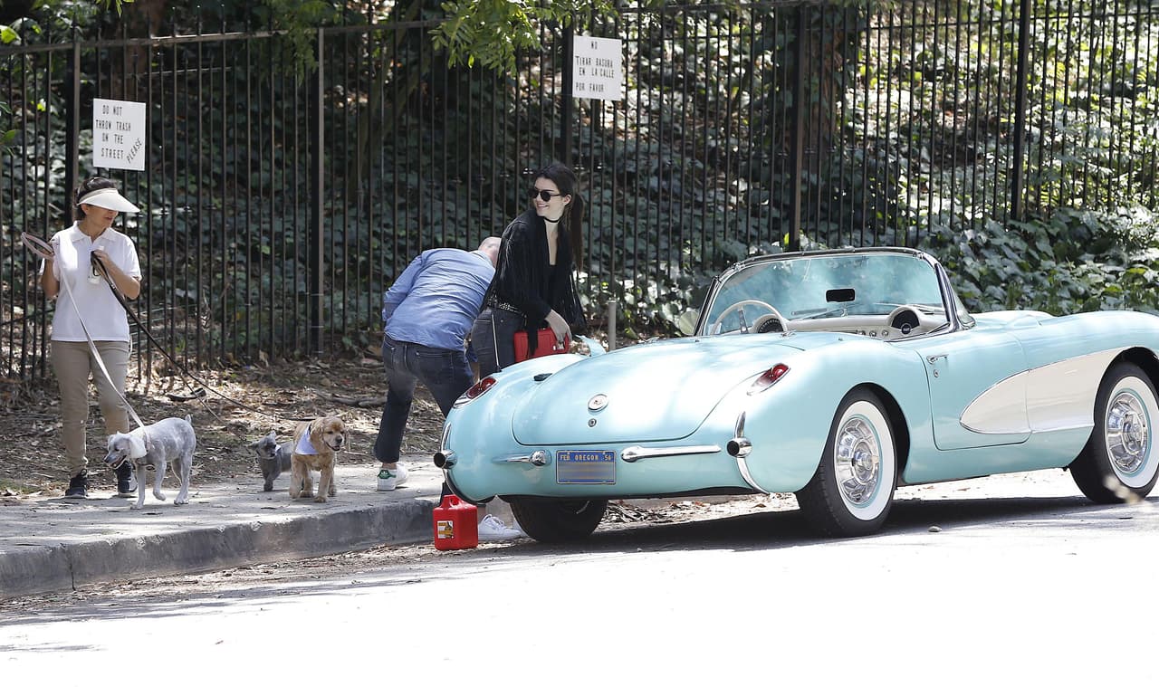 Así que vas y te compras uno maravilloso: un Corvette 1957 clásico en tono azul.
