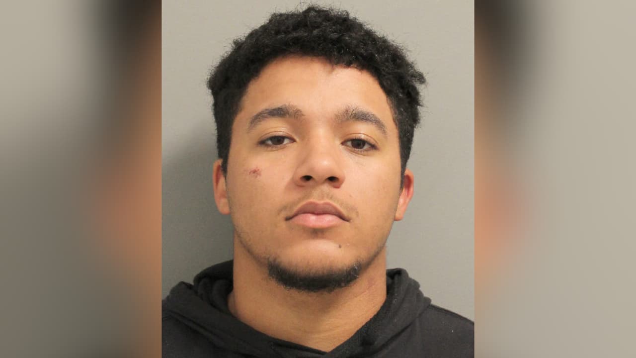 Buscan a Braden Findley, de 20 años, quien fue arrestado, logró quitarse las esposas y huir de custodia