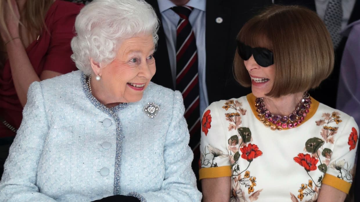 Del palacio de Buckingham a la pasarela, la reina Isabel II