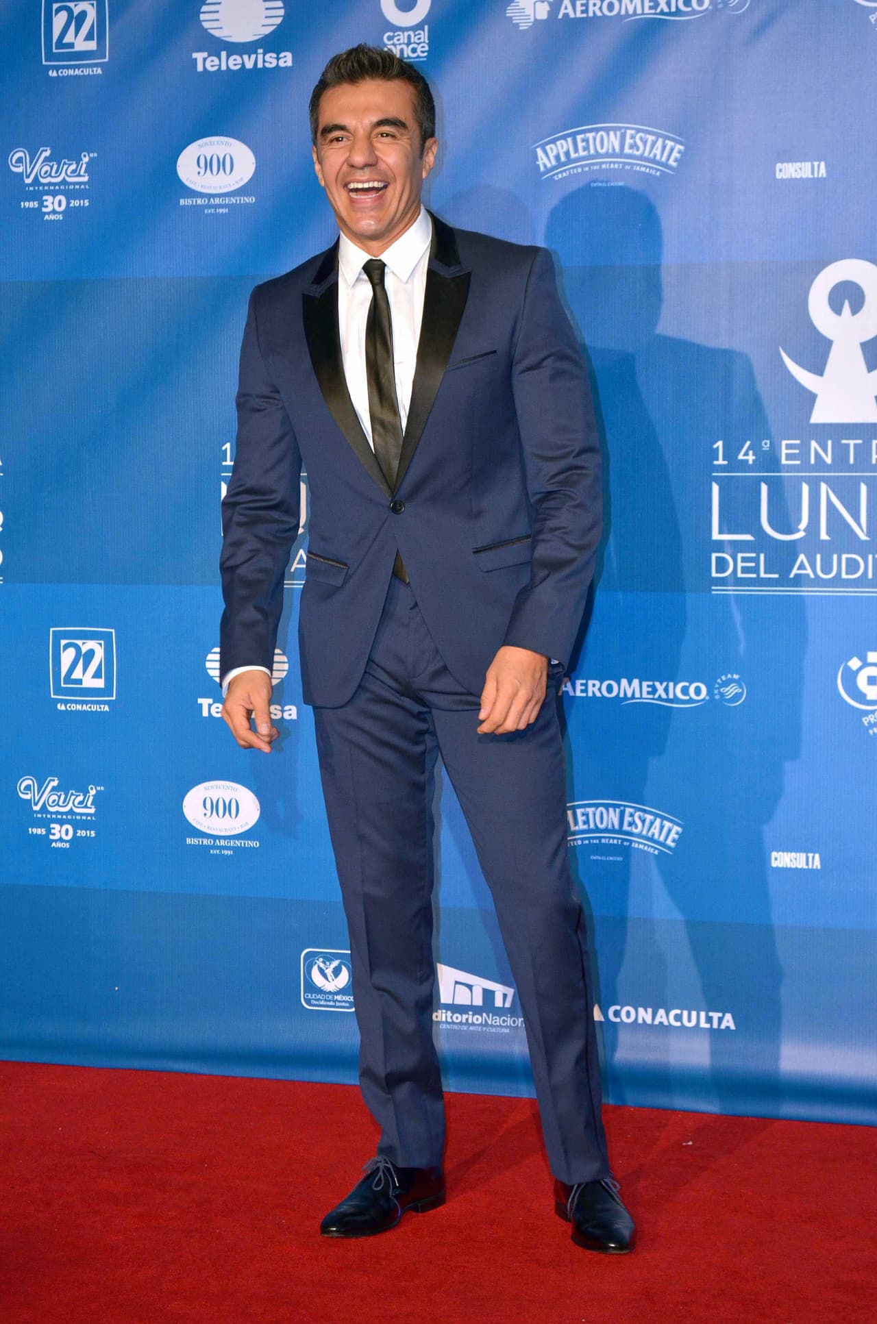 Adrián Uribe fue otro de los invitados y también posó para la cámara en la alfombra roja.