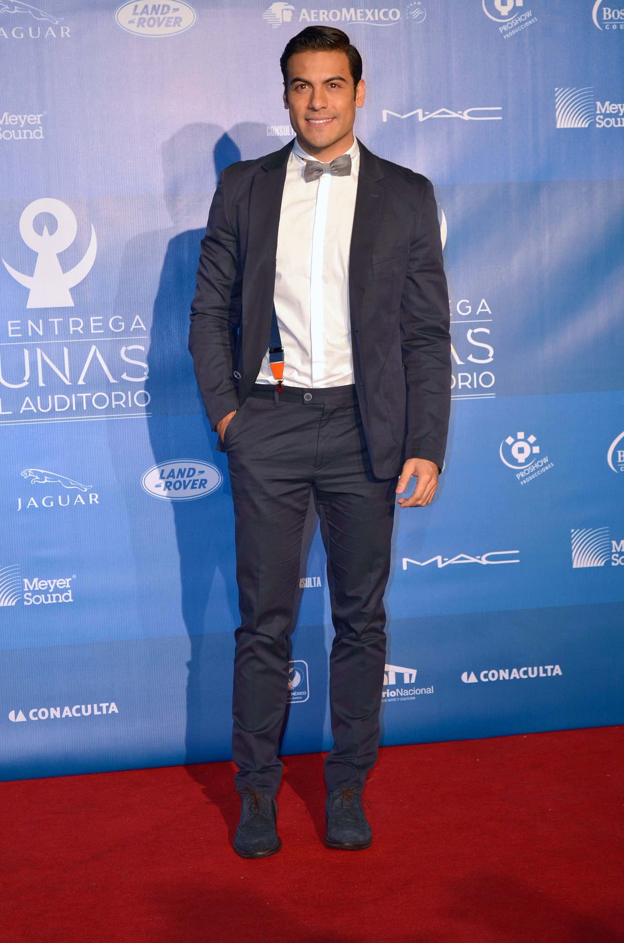 Pero la premiación no estuvo escasa de galanes así que pudimos ver a Carlos Rivera.