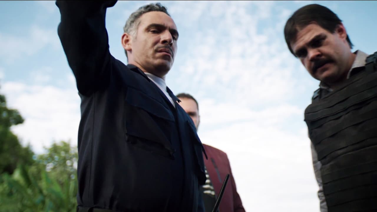 El narcotraficante sinaloense logró burlar los retenes del ejército al ocultarse en la cajuela de una patrulla y llegó a salvo a su casa de seguridad.