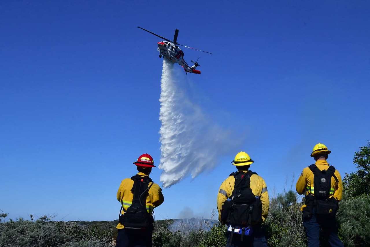 Los bomberos continúan con trabajos buscando controlar el incendio Emerald.
<br>