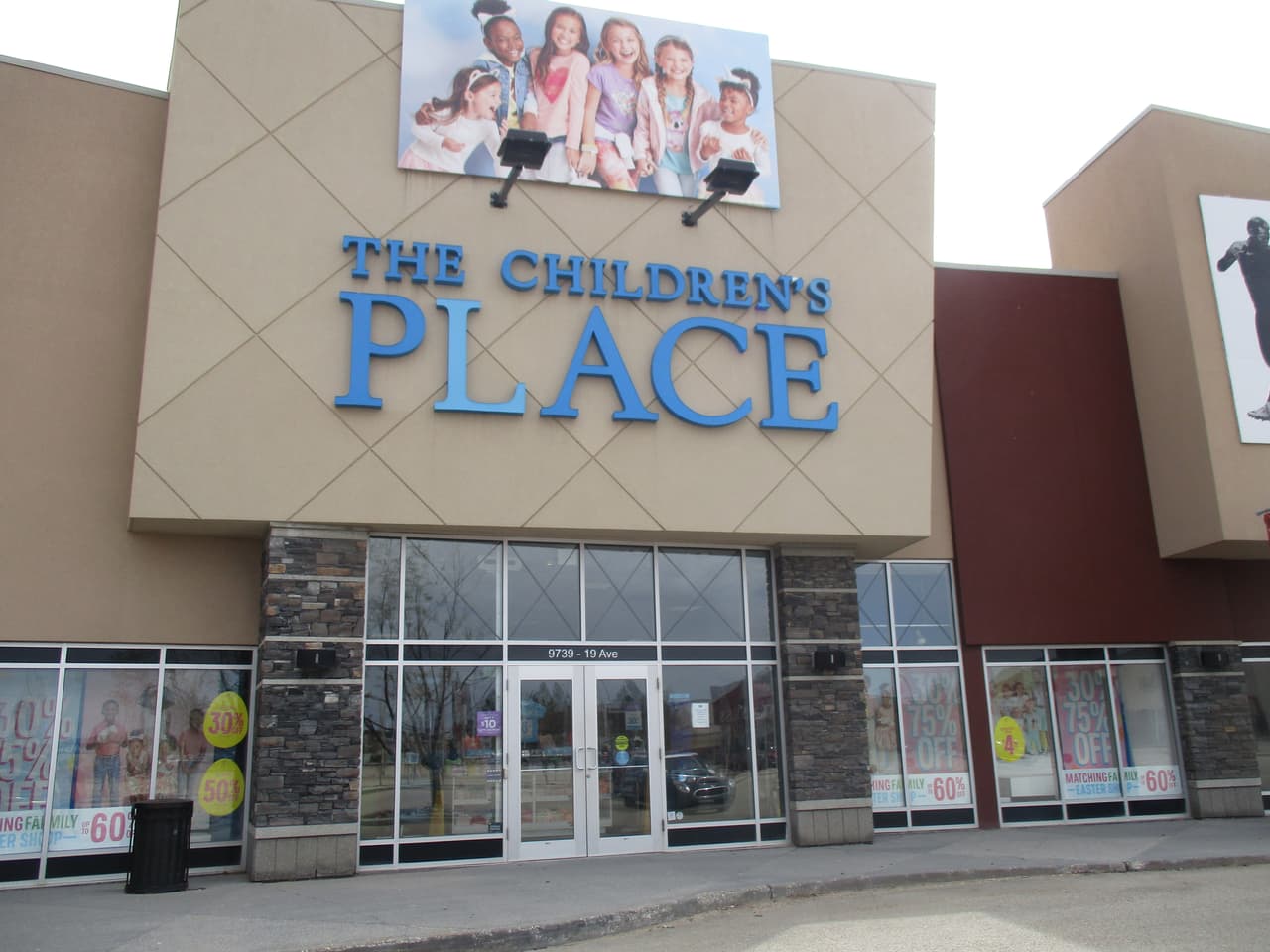 <b>Puesto 12. The Children’s Place.</b>
<br>
<br>Locales cerrados: 300.
<br>
<br>Marca afectada: The Children’s Place.
<br>
<br>Este minorista de ropa de niños cerró 178 ubicaciones en 2020 y planea cerrar otras 122 en 2021. Sus ganancias cayeron severamente en los dos últimos años fiscales.
<br>