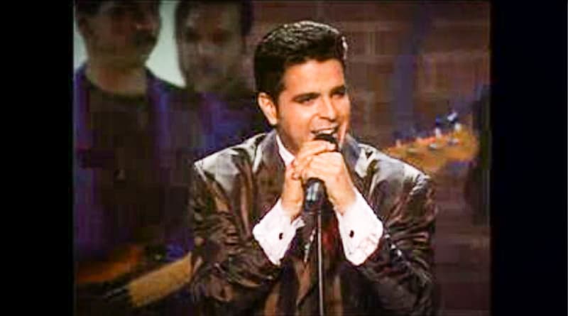 Luis Enrique dejó ver un nuevo look en los premios, de cabello corto, y cantó 'Lucía'.