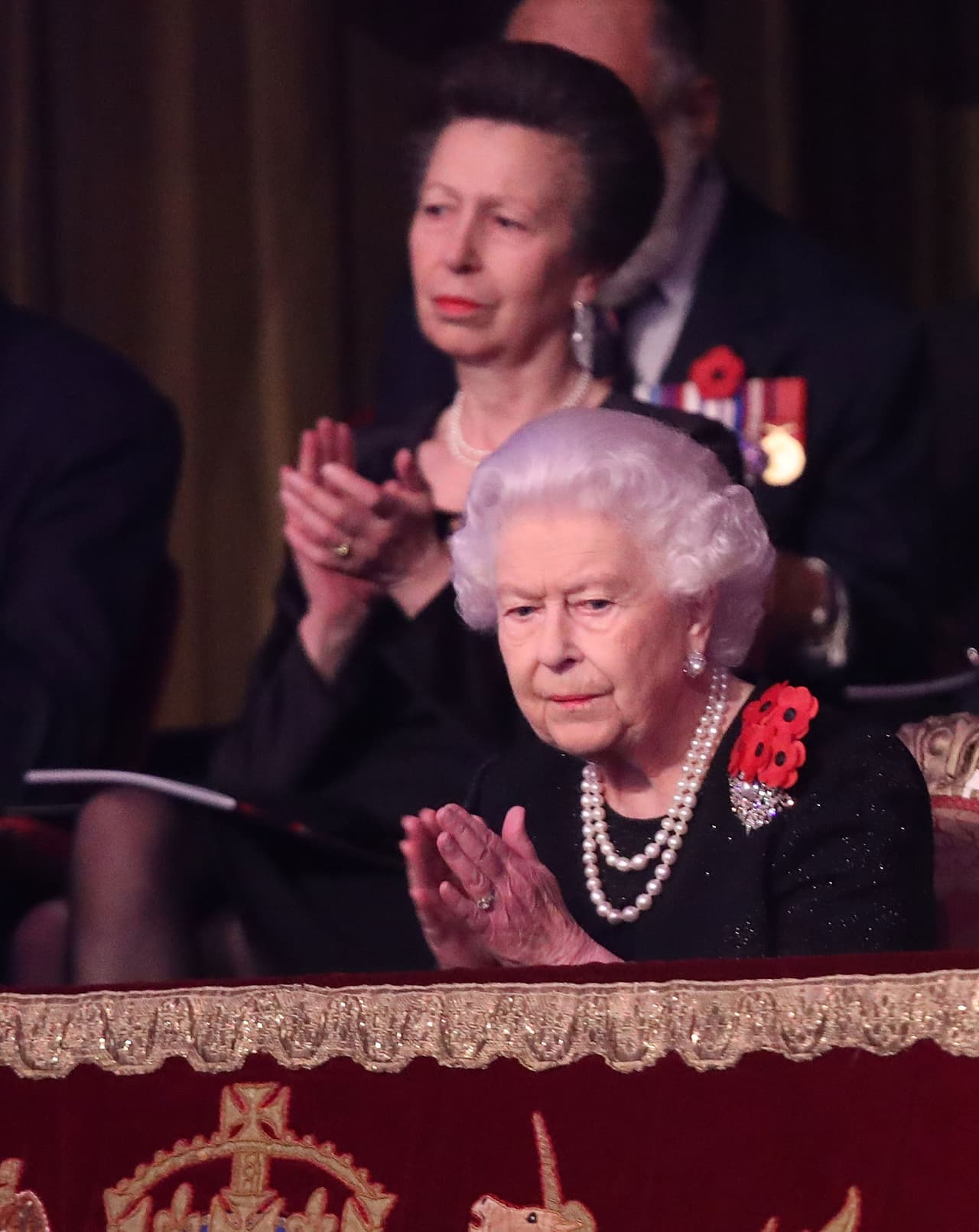 El diario británico estimó que la monarca 
<b><a href="https://www.univision.com/entretenimiento/realeza/la-vida-en-palacio-sale-cara-conoce-a-los-inquilinos-de-kensington-que-pagan-renta-a-la-reina-isabel" target="_blank">perdió 24 millones de dólares</a> </b>respecto al año pasado. 
<br>