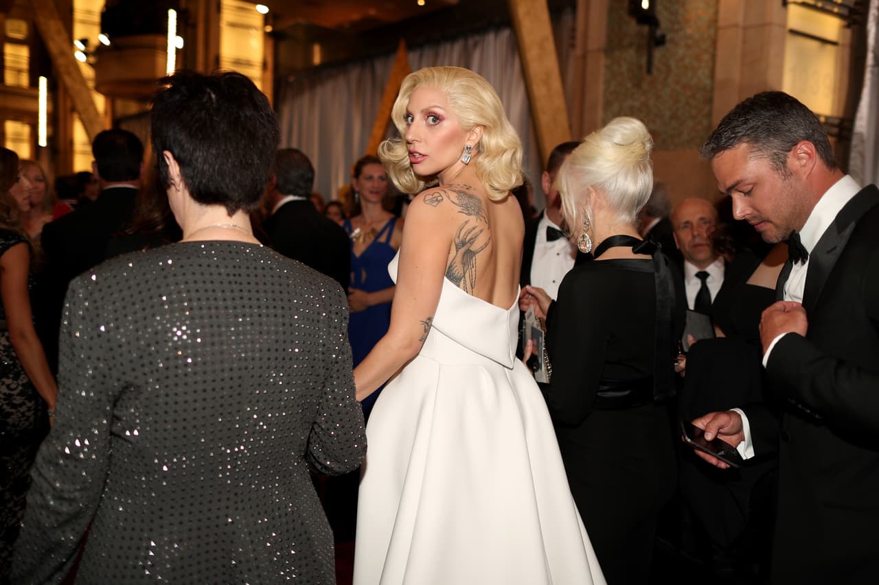 Ningún fotógrafo apartó su lente de Gaga, quien caminó por la 'red carpet' rodeada de estrellas. ¡Quién diría que esa noche sorprendería!