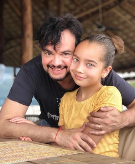 Esta semana el cantante mexicano volvió a criticar a la música actual a partir de una anécdota que involucra a sus hijos. Syntek relató que su hija le contó que en el colegio estaban poniendo música de moda con temáticas inadecuadas, lo que provocó que el cantante tomara cartas en el asunto.