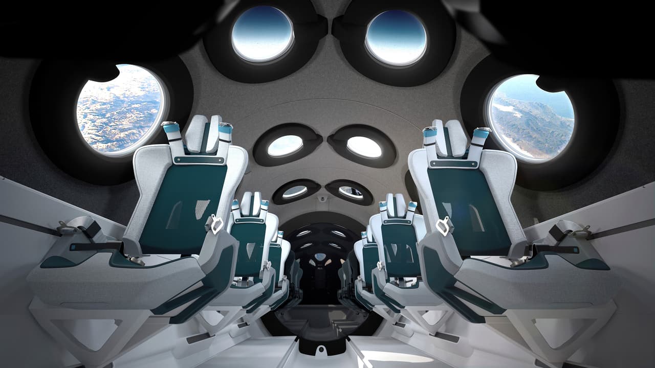 La compañía de turismo espacial 'Virgin Galactic' presentó este martes la nave que llevará, en fecha aún no determinada, a quienes puedan pagar $250,000 para flotar unos minutos en el espacio.