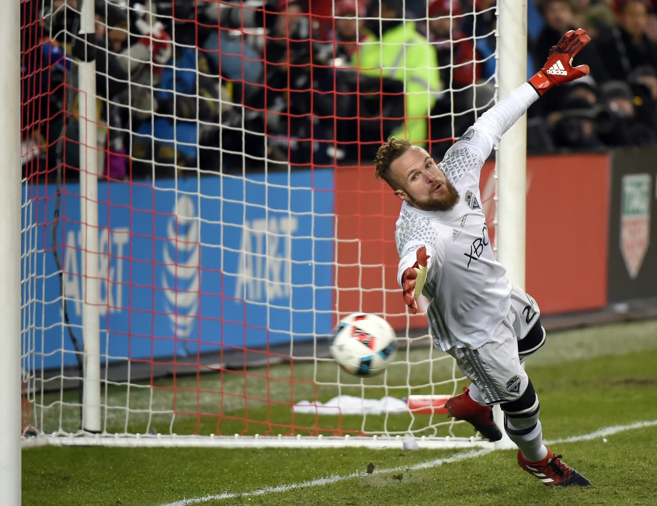 Stefan Frei fue uno de los grandes protagonistas de los Sounders, atajando un cabezazo de Altidore y luego salvando un penal disparado por Michael Bradley.
<br>�Er��~x