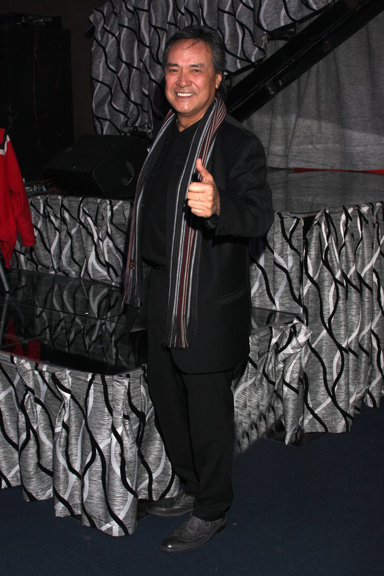 Después de 12 días de luchar contra el coronavirus, el cantante mexicano 
<b><a href="https://www.univision.com/shows/despierta-america/muere-el-cantante-yoshio-francisca-y-carlos-se-unen-a-la-tristeza-de-amigos-y-famosos-al-no-vencer-al-covid-19-video" target="_blank">Yoshio</a> </b>murió el miércoles 13 de mayo a los 70 años. El intérprete, cuyo nombre real era Gustavo Nakatani Ávila, falleció internado en el Hospital General de Xoco en la Ciudad de México y sin estar acompañado de sus familiares debido a su gravedad. 
<br>
<br>