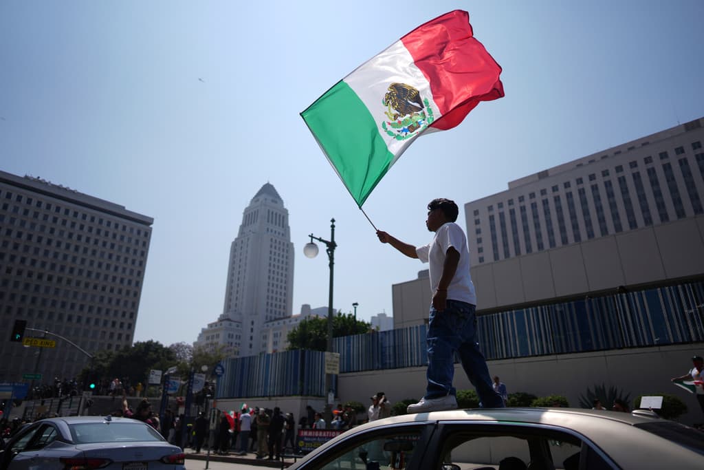 David Huerta invitó a las personas a inspirarse lo que hicieron figuras históricas como
<b> Martin Luther King</b>,
<b>Gandhi</b> y
<b>César Chávez</b>. "Personas grandes, héroes, luchadores, como la madre Teresa,
<b><a href="https://www.univision.com/local/los-angeles-kmex/protestas-contra-ice-en-los-angeles-dolores-huerta-pide-a-jovenes-no-responder-con-violencia-video" target="_blank">Dolores Huerta"</a></b>, agregó. Todos "ellos lucharon
<b>con el corazón, pero también con disciplina</b>".