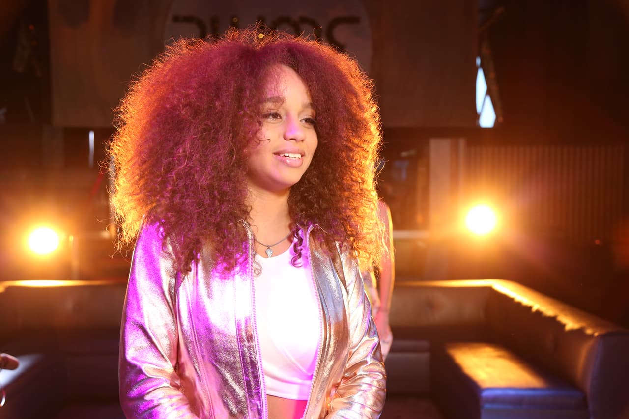 Abdiel, Fabyán, Alondra, Sofía, Verónica y Abel formaron la banda 
<b>Milenios</b>. “Cake by the ocean” fue el tema de su videoclip. Durante las grabaciones los chicos se diviertieron y hasta se sonrojaron al enterarse que había escena de beso.