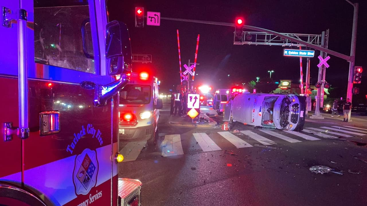 Ambulancia que transportaba un paciente choca con un auto en Turlock, dejando seis heridos