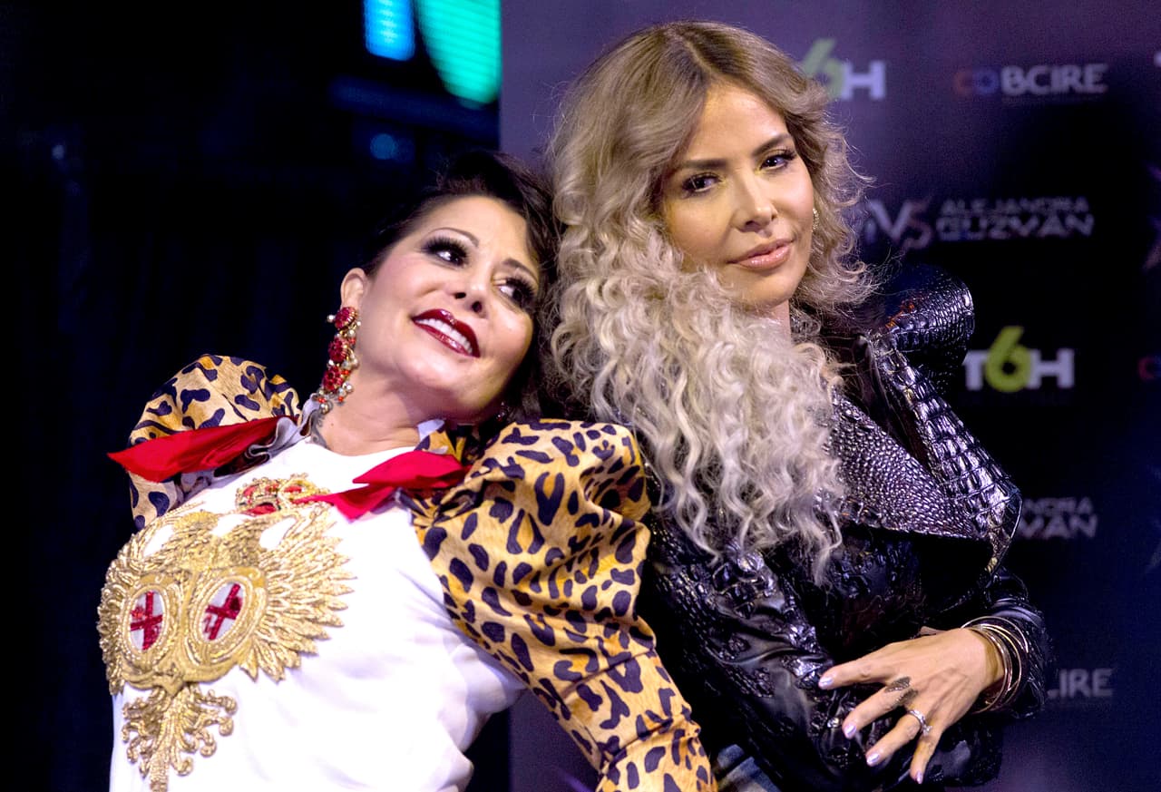 Alejandra Guzmán y Gloria Trevi han sido estrellas del pop-rock desde finales de los años 80, han atravesando por situaciones personales sumamente difíciles, y durante mucho tiempo fueron rivales musicales.