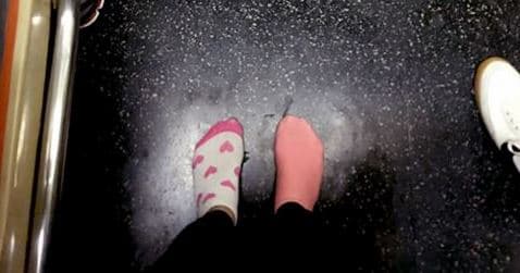 Neoyorquina se quitó los zapatos para regalárselos a una mujer homeless en el subway