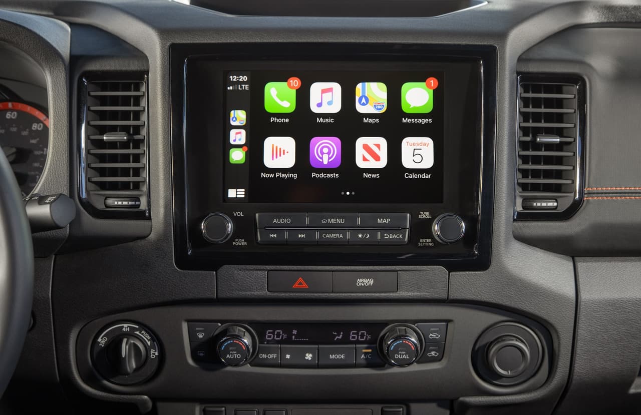 En su consola central sobresale una pantalla táctil de 9 pulgadas, la más grande del segmento, compatible con Apple CarPlay y Android Auto.