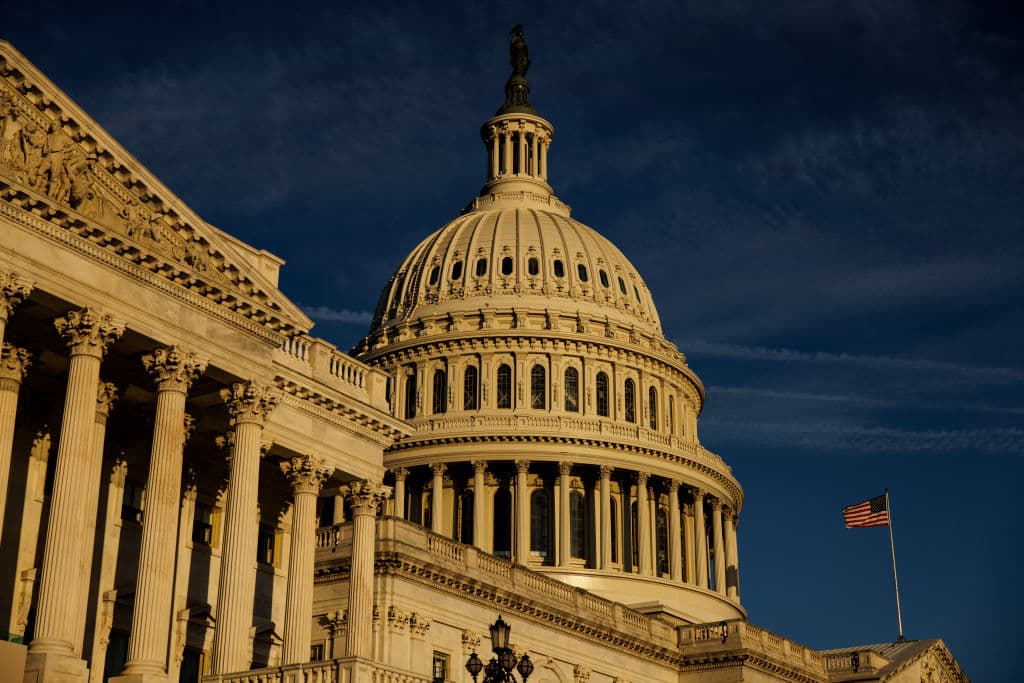 Cómo va la reñida carrera por el Senado de EEUU que definirá el futuro del gobierno de Biden