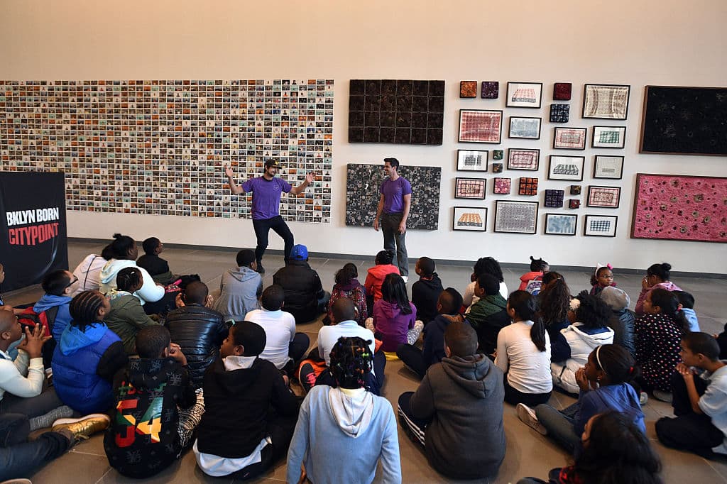 Los Hermanos Ladd conversan con estudiantes que asistieron a la inauguración de la pieza. Como parte de su proyecto artístico ellos invitan a los participantes a "pasar la vida haciendo lo que amas", a colaborar y a ser disciplinado.