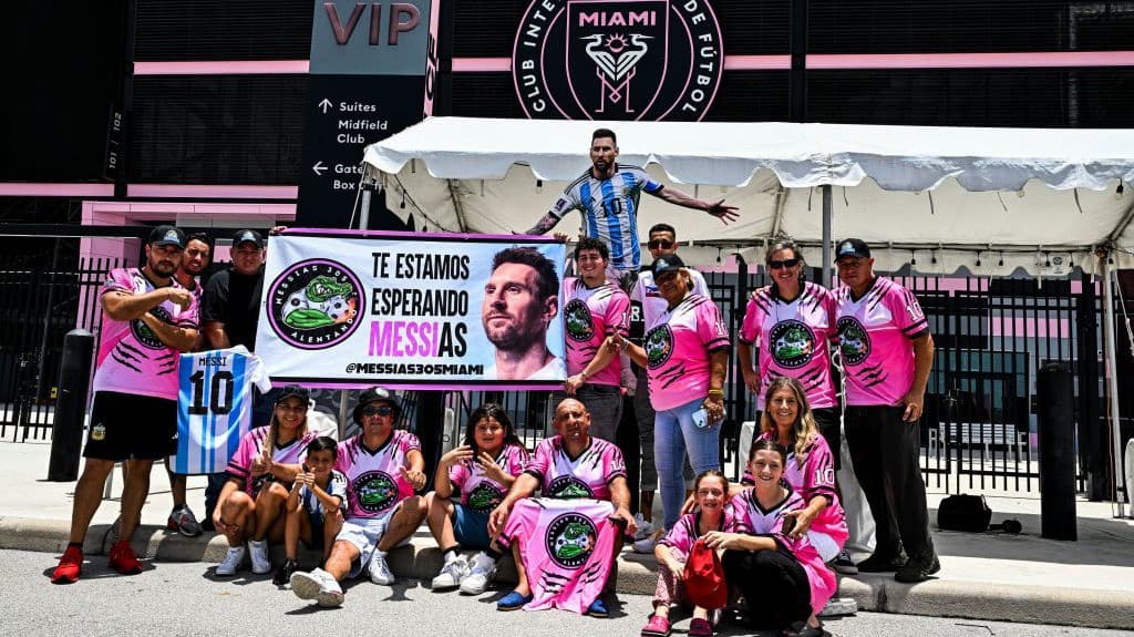 Lionel Messi aterrizó en Florida para lo que será su presentación este 16 de julio en el escenario que acoge al Inter Miami. 
<br>