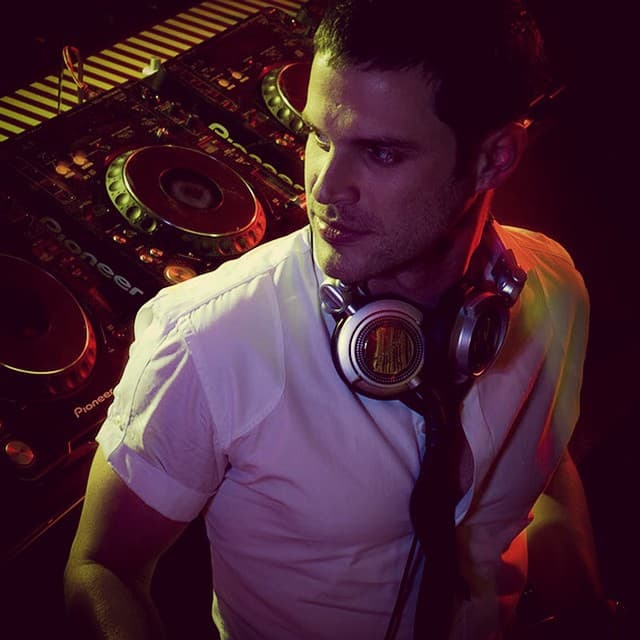 Así es, a Mark le encanta la música y por eso aprendió a tocar la guitarra y hasta DJ resultó ser.