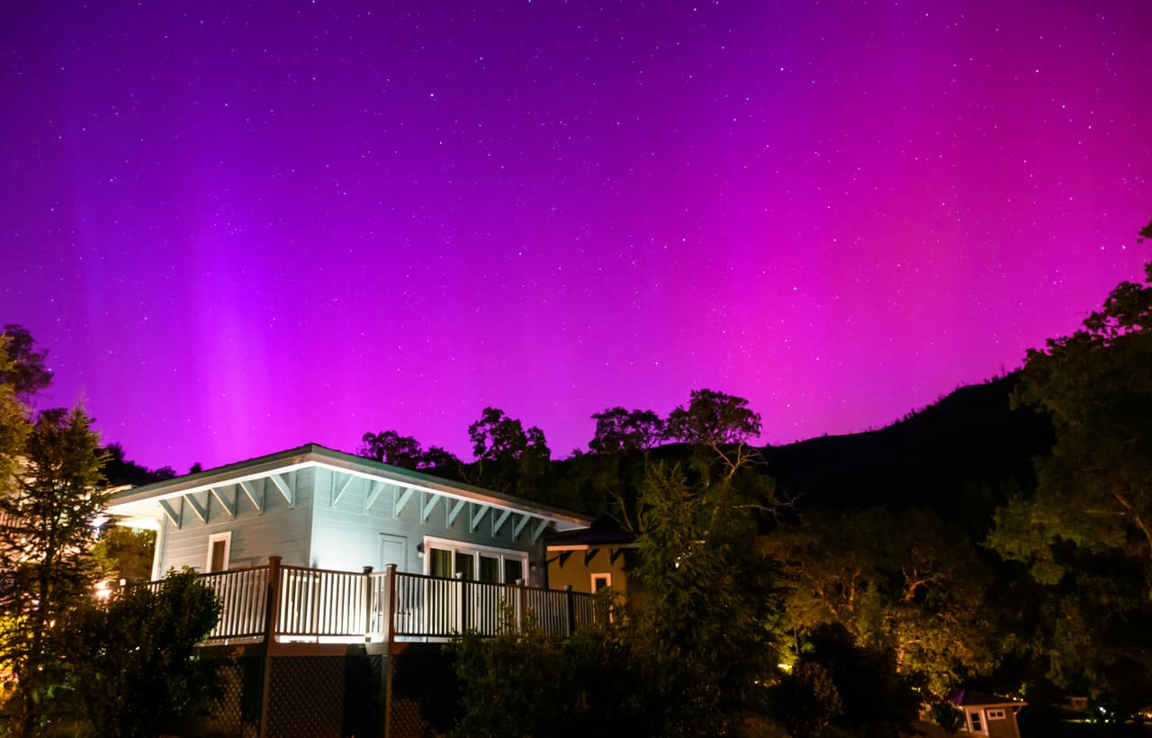 La aurora boreal causada por una tormenta solar vista el 11 de mayo de 2024 desde California, Estados Unidos.