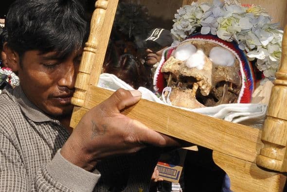 Se trata de un ritual que se celebra una semana después del Día de Todos los Santos y consiste en llevar las calaveras engalanadas a las capillas de los cementerios para ser bendecidas por sacerdotes católicos.