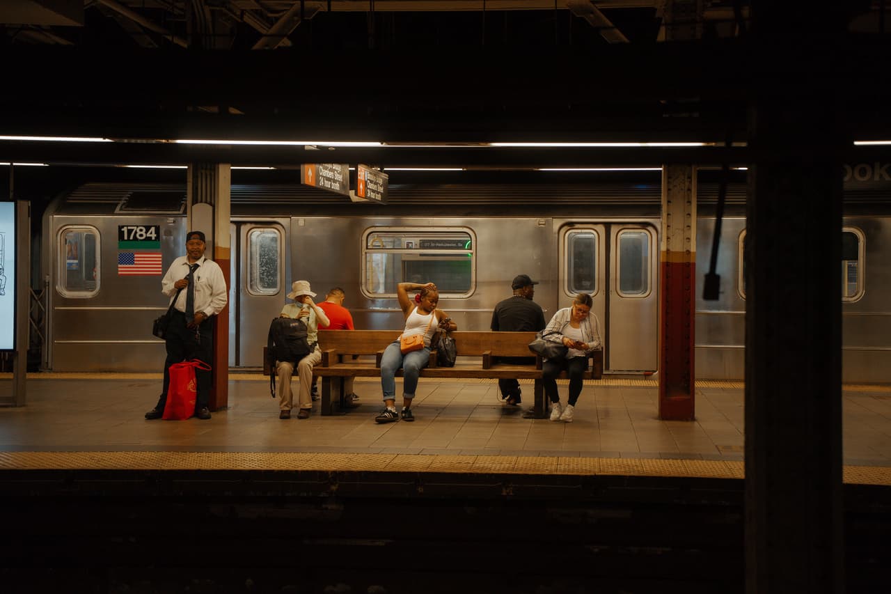 ARCHIVO – Varios pasajeros esperan el tren en una plataforma subterránea del metro durante una ola de calor el 24 de junio de 2025, en Nueva York. (AP Foto/Olga Fedorova, Archivo)
