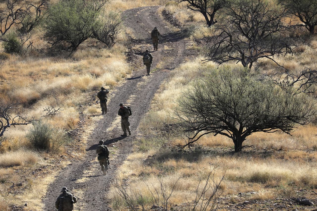 Un grupo de voluntarios del Arizona Border Recon recorre un camino fronterizo en busca de inmigrantes ilegales, el 14 de noviembre de 2016. Afirman que su objetivo es ir detrás de los traficantes de drogas, Y si en el camino se encuentran a un indocumentado lo entregan a las autoridades.
<br>