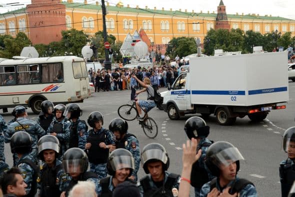 El alcalde en funciones de Moscú, Serguéi Sobianin, se pronunció a favor de que el dirigente opositor Alexéi Navalny se presente a las elecciones al Ayuntamiento de la capital rusa del próximo 8 de septiembre. Navalny decidió retirar su candidatura tras ser condenado la víspera a cinco años de cárcel en un caso de robo de madera y fraude, lo que de hecho le inhabilitaba para tomar parte en unas elecciones. Después de su arresto, condena y posteriores demostraciones en St. Petersburg y otras ciudades rusas, el bloguero fue puesto en libertad en forma inesperada. Al quedar en libertad hasta que se resuelva la apelación de la sentencia, el opositor podría concurrir teóricamente a los citados comicios. Tras abandonar la prisión preventiva de la ciudad de Kírov, unos 900 kilómetros al este de la capital, Navalny señaló que tomara una decisión cuando vuelva a casa. Mientras, el veterano opositor liberal, Borís Nemtsov, animó hoy a Navalny a postular su candidatura, "continuar hasta el final y ganar". "Estoy convencido de que si en las elecciones recibe más de un millón de votos, no se atreverán a encerrarlo. La garantía de inmunidad de Navalny depende directamente del apoyo popular", apuntó. Navalny, bloguero anticorrupción que sacó a la luz los trapos sucios del partido del Kremlin, era considerado hasta su condena ayer a cinco años de cárcel el dirigente opositor con mayor gancho electoral. Los analistas no creen en una posible victoria de Navalny en las elecciones a la alcaldía, pero consideran que su condena sí puede traerle réditos electorales. Uno de los organizadores en diciembre de 2011 de las mayores protestas antigubernamentales desde la caída de la Unión Soviética, Navalny fue el dirigente más votado cuando la oposición extraparlamentaria decidió crear un consejo coordinador.