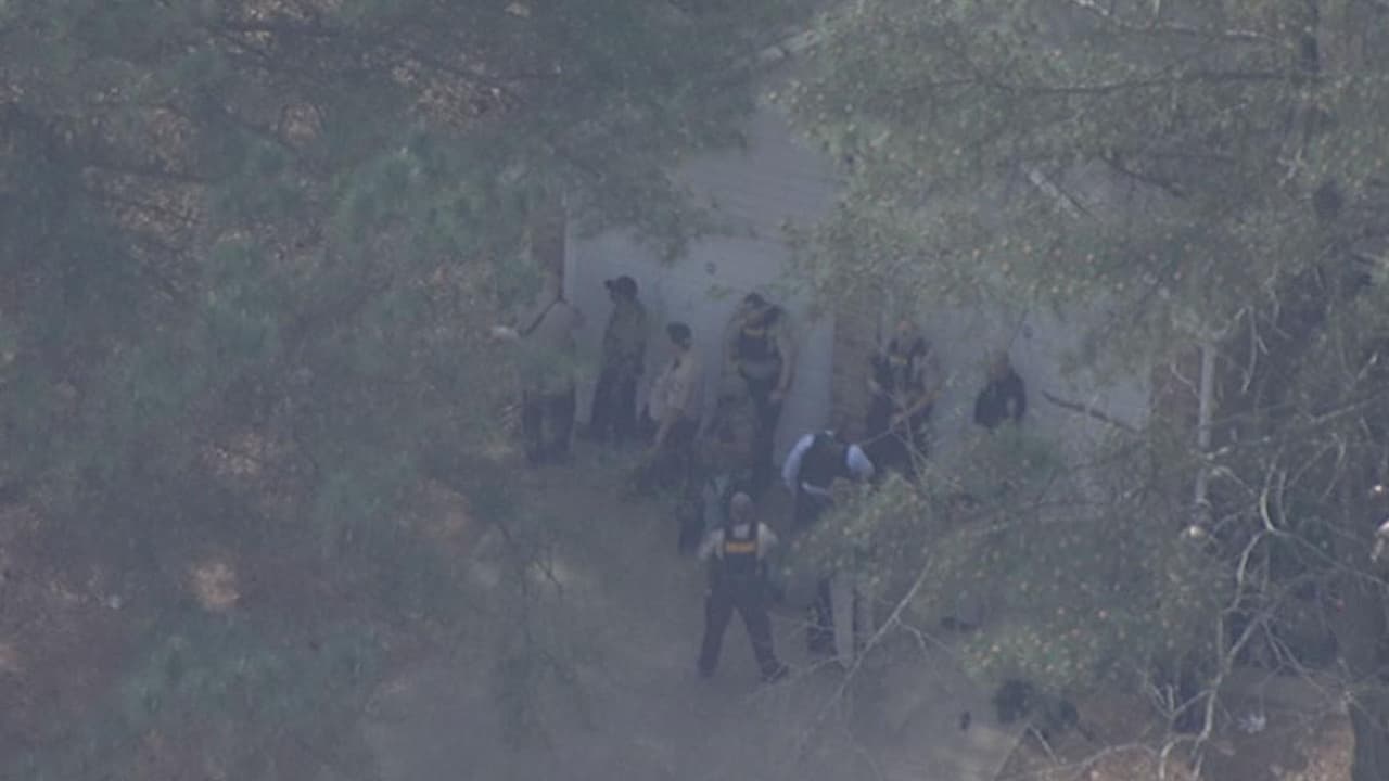 El ataque propició la movilización de una gran cantidad de agentes. El presunto atacante se atrincheró en la vivienda junto a una mujer embarazada y un adolescente.