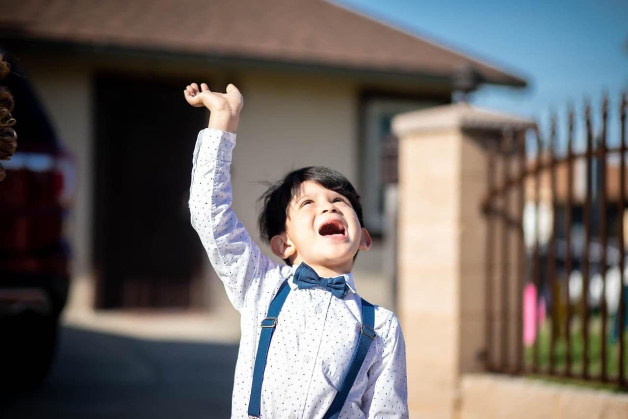 Ulises tuvo que voltear hacia arriba para saludar a uno más de los participantes que llegó a su desfile de cumpleaños.