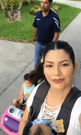Como Gael está muy pequeñito pasea en su carreola o en brazos de mamá. Mientras papi escolta el auto de la princesa de la casa.