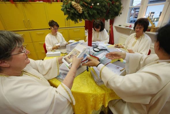 Cada uno de los ángeles trabaja con una sonrisa en la cara.