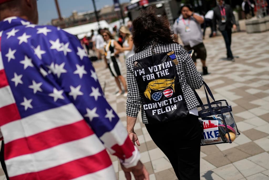 También son comunes las camisetas de MAGA ('Make America Great Again', el lema trumpista), un look que se ha colado estos días. En esta foto aparece la delegada del estado de Washington Georgene Faries.