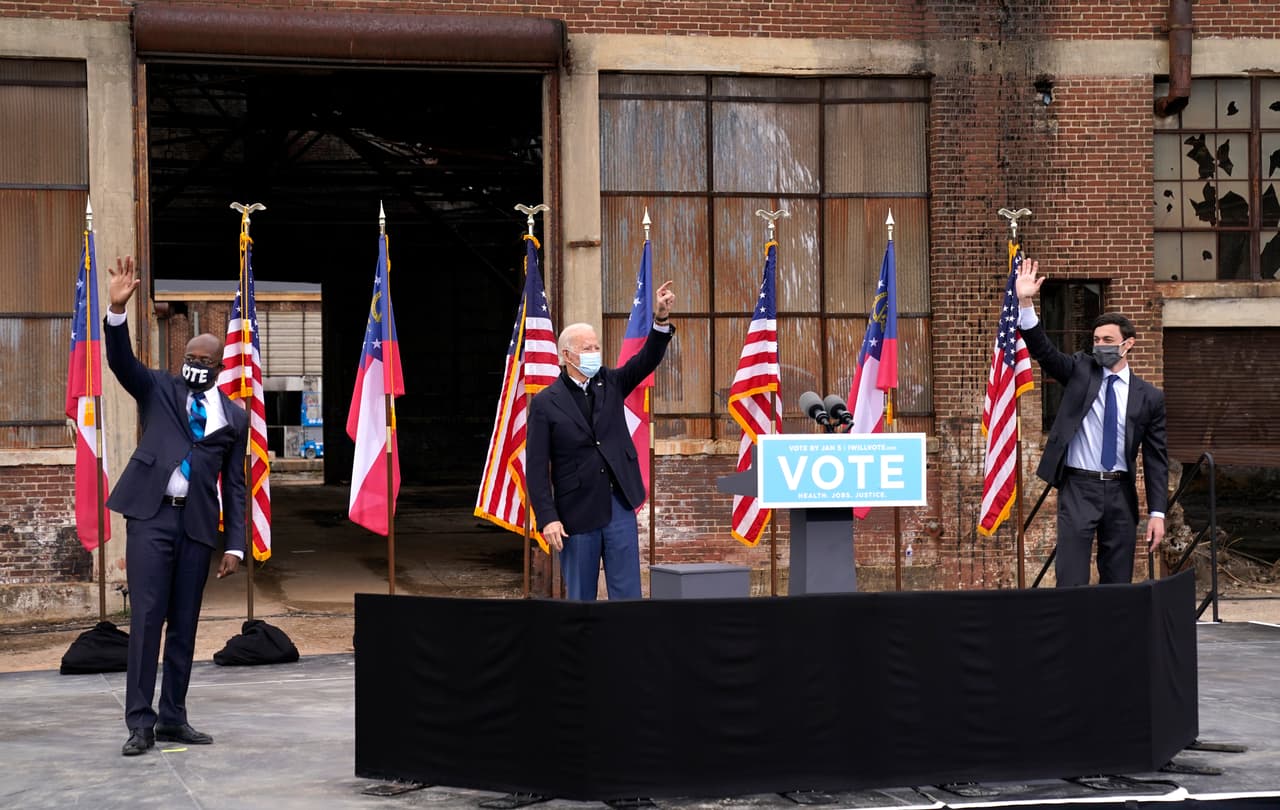 Candidatos demócratas al Senado casi duplican recaudación de rivales republicanos en decisiva elección en Georgia