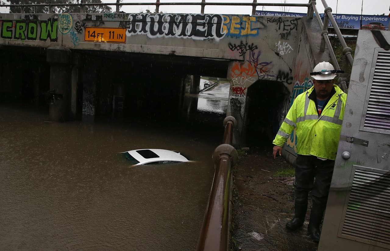 Las lluvias del mes de diciembre de 2014 causó graves trastornos al tráfico y daños en vehículos en el área de la bahía de San Francisco, en California.