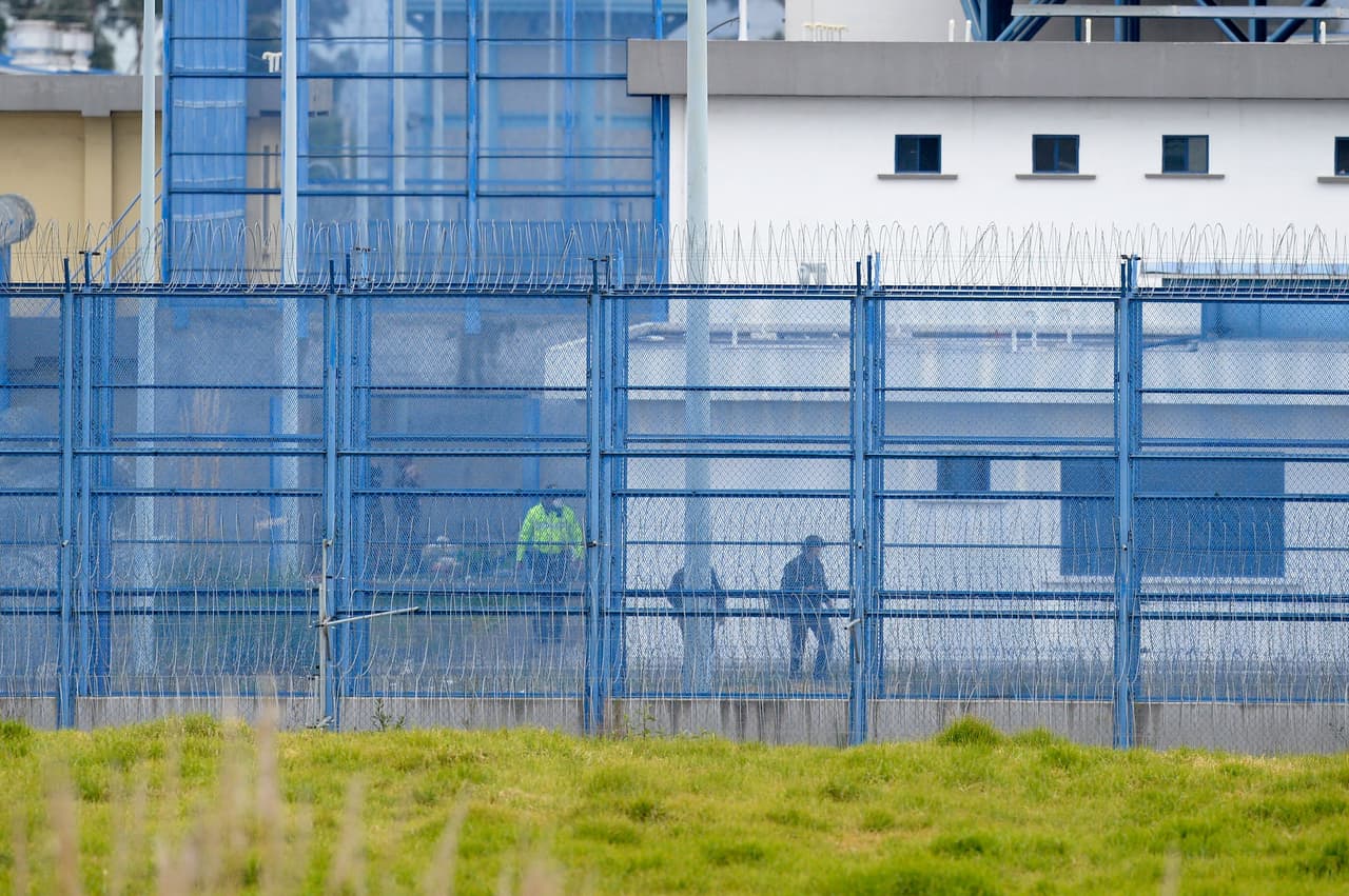 Las Fuerzas Armadas ecuatorianas han tomado control de los accesos a los centros carcelarios, mientras que la policía custodia zonas interiores, tras una orden presidencial.