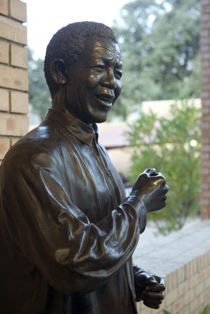 Esta es la estatua que corona el Centro Nelson Mandela de la Memoria en Johannesburgo, donde se guarda una gran variedad de documentos sobre la vida del líder anti-apartheid.