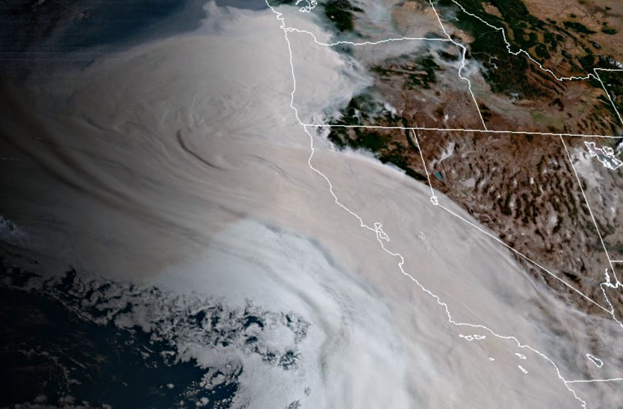 Si bien las imágenes de los miles de acres y las estructuras calcinadas por las llamas de los múltiples incendios nos hablan del tamaño de la tragedia, es necesario observar desde el espacio la 
<a href="https://www.univision.com/local/san-francisco-kdtv/sumergido-en-un-mar-de-humo-asi-luce-california-desde-el-satelite-debido-a-los-incendios-forestales" target="_blank">gigantesca cobija de humo</a> que cubre casi por completo a California y a partes de Oregón y Washington.
