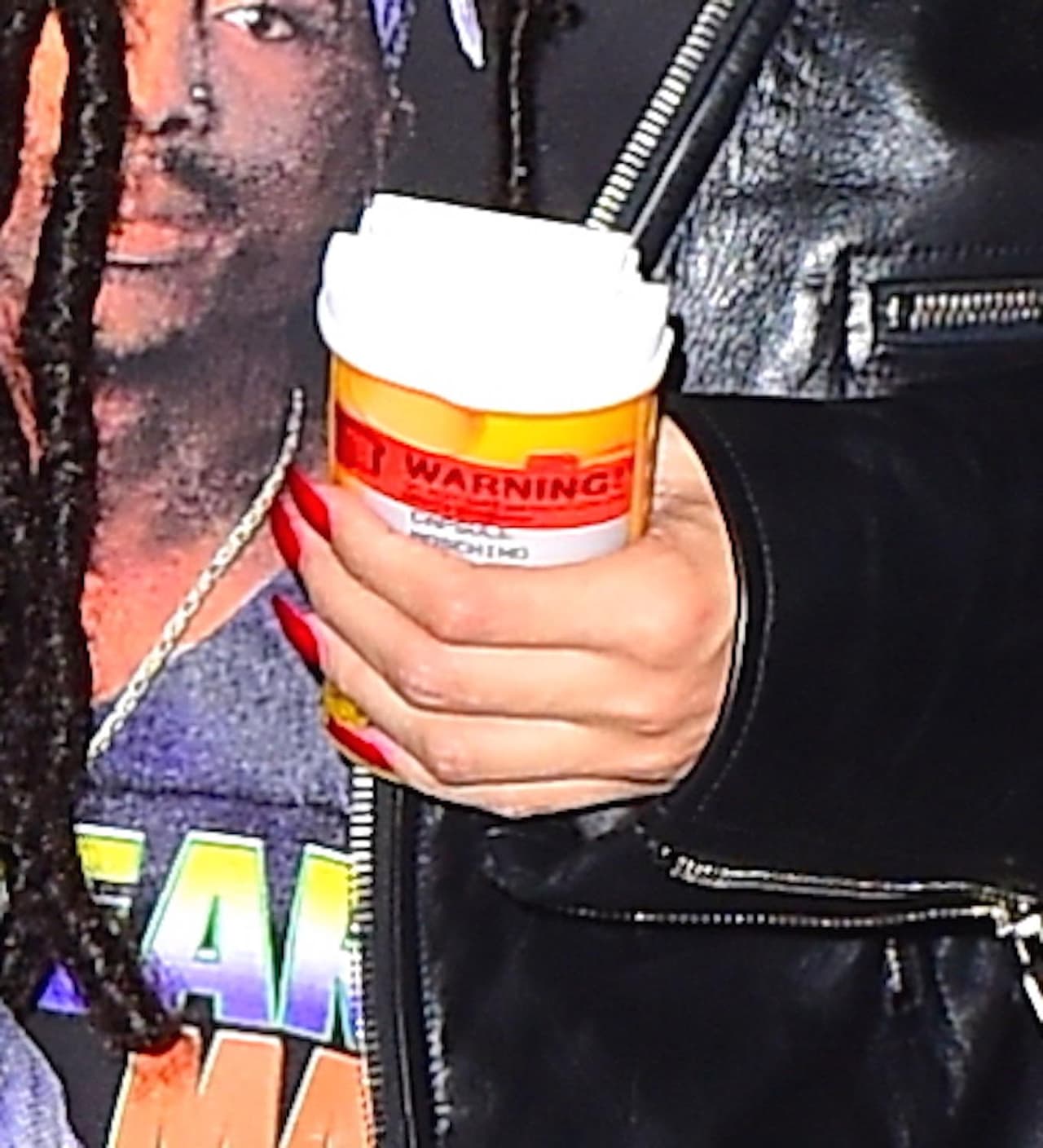 Pero lo que más llamó la atención fue su "accesorio".