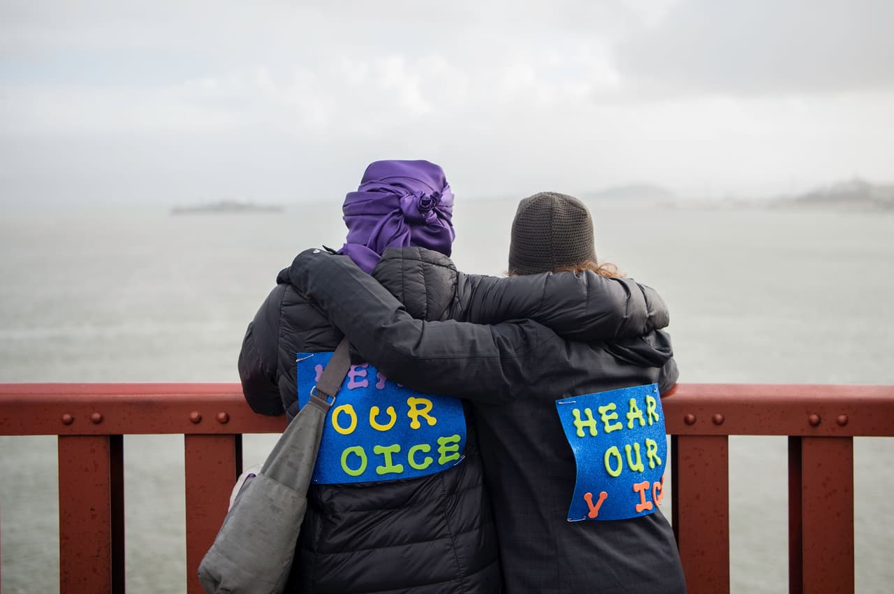 Miles de personas se reunieron en el Golden Gate Bridge en San Francisco este 20 de enero de 2017 para unir sus manos y mostrar unidad en respuesta a la juramentación de Donald Trump como el nuevo presidente de Estados Unidos.