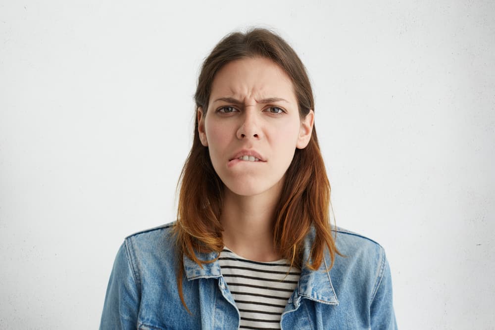 <b><u>Hacer muecas al hablar</u></b>
<br>Los movimientos del rostro, mover los labios haciendo una especie de mueca en las comisuras de los mismos, una expresión como de inconformidad o escepticismo, a veces mordiendo suavemente el labio inferior mientras se mueve la cabeza.