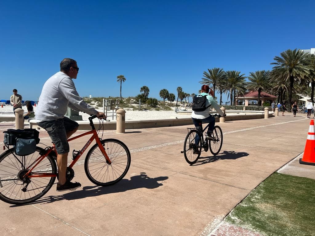 Clearwater Beach está ubicada en el condado Pinellas, a unos 40 minutos al oeste del downtown de Tampa. Para más información visita el portal turístico 
<a href="https://www.visitstpeteclearwater.com/">Visitstpeteclearwater.com.</a>